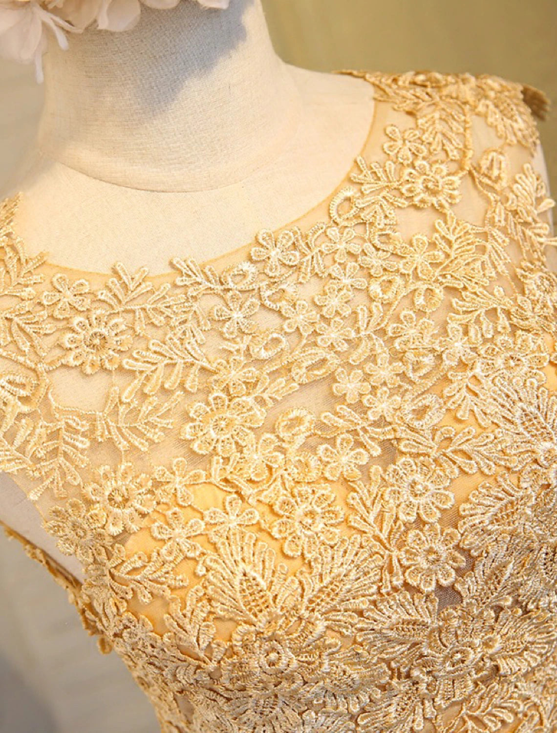 Abiti da ballo a trapezio in pizzo con schiena scoperta, lunghezza al ginocchio, senza maniche, scollo gioiello, raso con farfalla